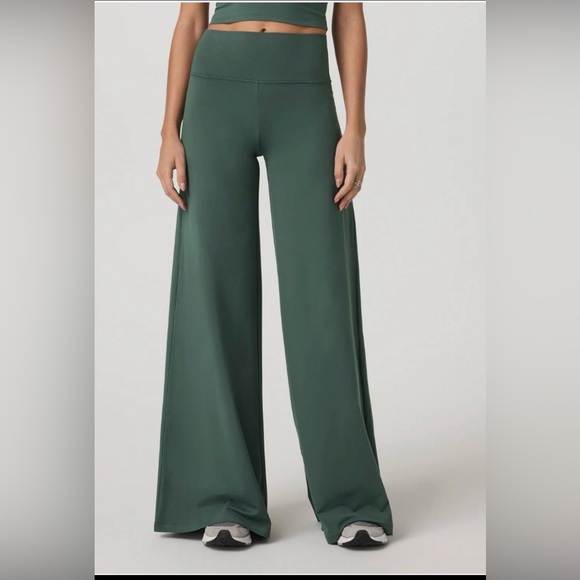 Vuori Pants - NWT Vuori Halo Wide-Leg pant